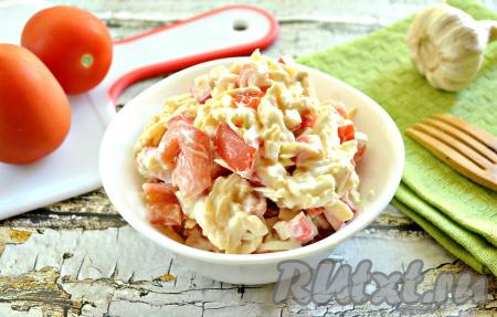 Салат с помидорами, чесноком, крабовыми палочками и сыром