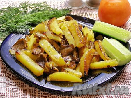 Жареная картошка с вешенками и луком