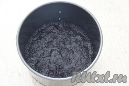 Выложить получившуюся основу в разъёмную форму (у меня форма диаметром 18 см) и плотно утрамбовать. Поставить форму с основой в холодильник на 1 час.