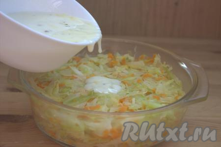Форму для запекания слегка смазать растительным маслом (я не смазывала, мне хватило масла от обжаривания овощей). Переложить в форму капусту, тушёную с морковкой, разровнять и залить приготовленной смесью из яиц и кефира. В нескольких местах проткнуть содержимое формы вилкой или ножом (это нужно сделать для того, чтобы яично-кефирная масса равномерно пропитала все овощи).