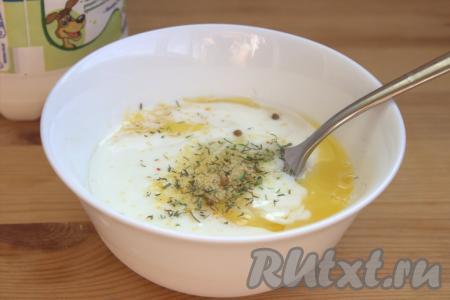 В миске соединить яйца, влить кефир, немного посолить и приправить по вкусу специями (я использовала сванскую соль), взболтать вилкой до получения однородной массы.