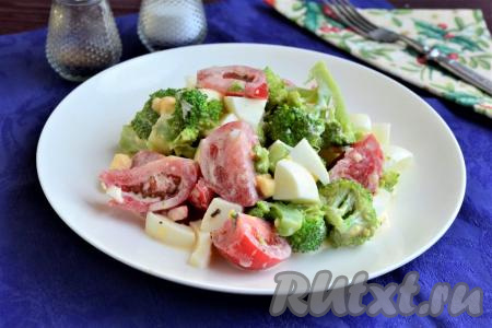 Салат из брокколи с яйцами и помидорами