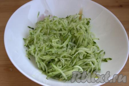 Огурцы помыть, натереть на тёрке среднего размера, выложить в миску, посолить и дать постоять минут 10, чтобы огурчики дали сок.