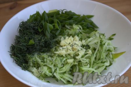 Зелёный лук и укроп выложить в миску к огурцам с чесноком.