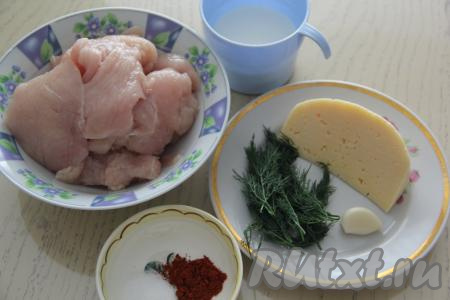 Подготовить продукты для приготовления куриного филе в кефире в духовке. Укроп вымыть. Чеснок (я взяла 1 крупный зубчик) очистить.