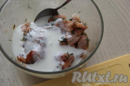 Перемешать куриное филе со специями, а затем влить кефир, тщательно перемешать.