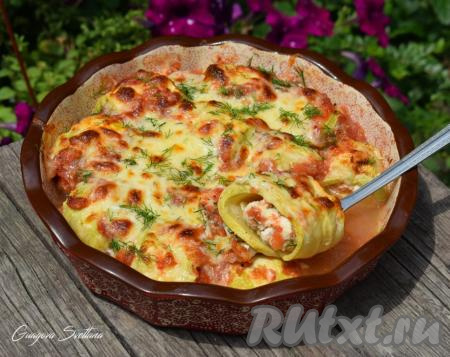 Наше вкуснейшее и ароматнейшее блюдо готово! Достаём рулетики из кабачков с фаршем из духовки и даём им немного остыть. Посыпаем блюдо зеленью и подаём к столу.
