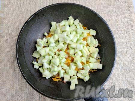 Сковороду с растительным маслом хорошо разогреть, выложить морковку с луком и обжарить до золотистого цвета (в течение 5-6 минут) на среднем огне, иногда помешивая, затем добавить кабачки, перемешать и готовить около 3-4 минут (до зарумянивания кабачков). Если кабачки выделяют много жидкости, дождаться, чтобы жидкость полностью выпарилась.