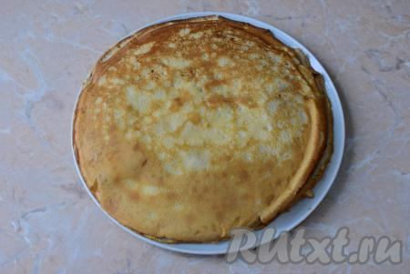 Аналогично пожарьте все блинчики (получается, примерно, 15-18 штук), складывая их горочкой на тарелку, а чтобы блины не подсыхали, накрывайте их крышкой. 
