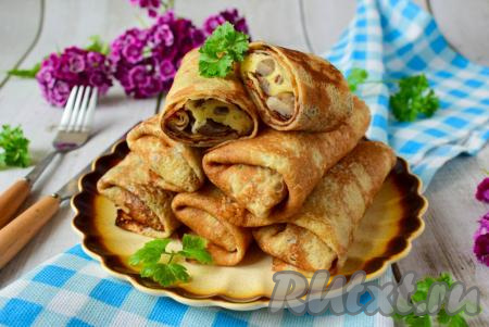 Аппетитные, сытные блины, фаршированные грибами и сыром, готовы, они прекрасно впишутся в повседневное меню и порадуют отменным вкусом!