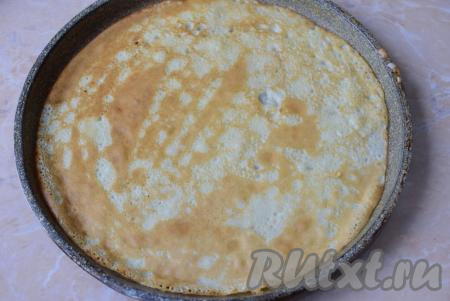 Разогрейте блинную сковороду (я готовила на сковороде диаметром 22 см), перед выпечкой первого блинчика немного смажьте дно сковородки маслом. Налейте на горячую сковороду небольшой половник теста, распределите равномерно по дну сковороды, жарьте блин до золотистого цвета с двух сторон на среднем огне. Готовый блинчик переложите на тарелку.