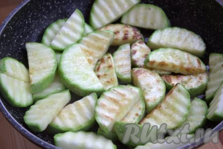 В сковороду влить растительное масло, выложить нарезанные кабачки и обжарить с двух сторон на среднем огне до мягкости (на это потребуется минут 7-9), периодически переворачивая.