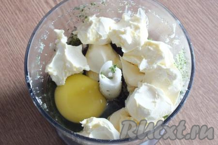 К мятно-сахарной массе добавьте сырое яйцо, размягчённое (комнатной температуры) сливочное масло, пробейте блендером.