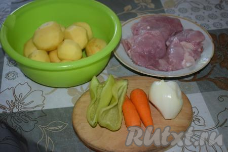 Подготовим продукты. Картофель (у меня молодой) очистим от кожицы и промоем. Из болгарского перца удалим плодоножку и семена. Морковь и лук очистим от кожицы. Мясо индейки промоем и обсушим бумажными полотенцами.