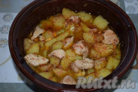 Перемешиваем картофель с содержимым горшочка и наливаем кипячёную воду. Количество воды будет зависеть от горшочка, вода должна слегка покрывать содержимое (как на фото). Пробуем на соль, если надо, подсаливаем и добавляем специи по вкусу.