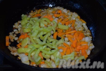 Далее нарезаем кубиками лук, соломкой нарезаем морковь и болгарский перец, затем выкладываем в сковороду, на которой обжаривалась индейка, и обжариваем овощи на умеренном огне, примерно, 7 минут (до мягкости), периодически помешивая.