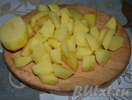 Картофель нарезаем на средние кусочки.
