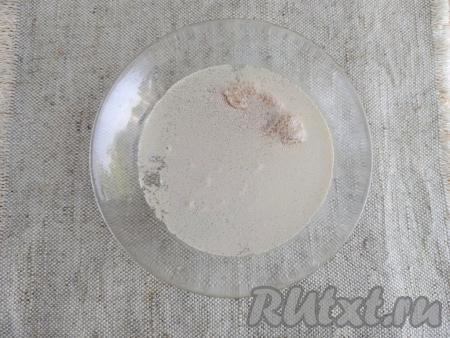 В небольшую миску налить 120 мл тёплой воды (температура воды должна быть, примерно, 27-30 градусов), добавить соль, сухие дрожжи и сахар, перемешать венчиком (дрожжи, кристаллики соли и сахара должны раствориться).