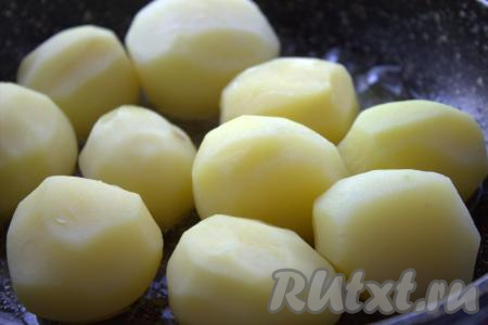 Выложить в сковороду картофель и обжаривать на среднем огне до устойчивой золотистой корочки со всех сторон (минут 7-10), периодически переворачивая. Готовность картошки можно проверить, проткнув её зубочисткой (если картофелина легко прокалывается - значит готова). В конце жарки картофель Шато приправить специями по вкусу и ещё немного посолить.