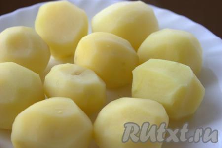 Очень аккуратно, чтобы не развалилась, достать картошку из воды и переложить на тарелку. Я доставала при помощи сита. Дать картошке обсохнуть в течение нескольких минут (оставлять отваренные клубни надолго не нужно).