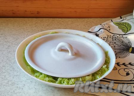По прошествии времени отжать образовавшийся в кабачках сок (сок нам в дальнейшем не потребуется). Быстрее всего отжать сок руками, но можно использовать и крышку от кастрюли, которая по диаметру немного меньше ёмкости с кабачками.