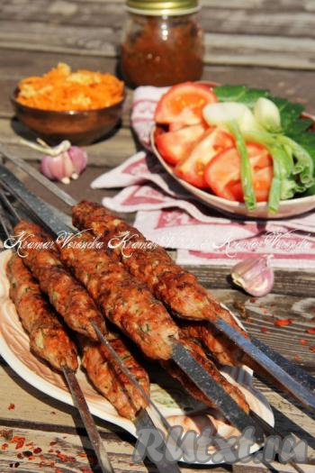 Очень вкусные, сочные, аппетитные люля-кебабы из свинины, приготовленные на мангале, подать к столу в горячем виде с лавашом, соусом и овощами.​​​