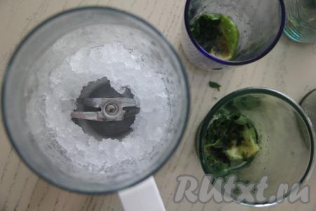 С помощью толкушки хорошо размять мяту, сахар и лимон в каждом стакане. Лёд можно слегка расколоть с помощью блендера (или молотка для мяса).