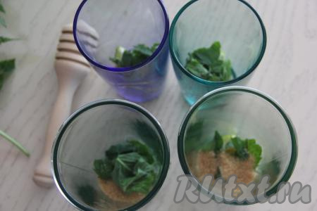В каждый стакан добавить 3 чайных ложки сахара и выдавить сок лайма (или лимона) из второй дольки. 