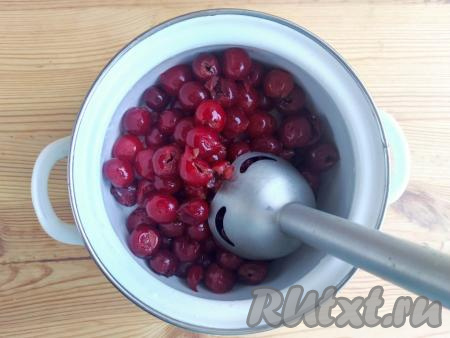 Взбить вишню с лимонным соком и сахаром погружным блендером.