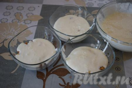 Заливаем частью крема. 