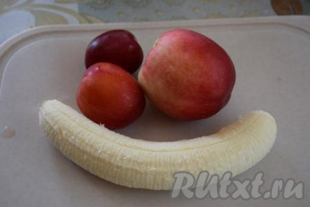 Фрукты моем. Для десерта подойдут любые фрукты и ягоды с кислинкой, они придадут баланс сладковатому крему.  Я взяла банан, очистив его от кожуры, нектарин и 2 сливы.