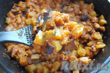 В конце тушения попробуйте салат из баклажанов и кабачков на вкус (возможно, потребуется добавить немного соли и сахара). Жидкости к этому моменту в салате уже не должно быть.