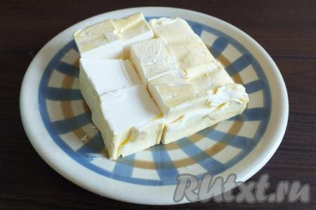Достаньте сливочное масло из холодильника, нарежьте на 9 кусочков и оставьте при комнатной температуре, чтобы оно стало мягким.