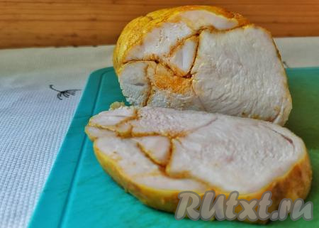 Куриный рулет готов, его можно сразу нарезать на кусочки и подать на стол, дополнив гарниром. А можно убрать рулет в холодильник и использовать его как домашнюю колбасу.