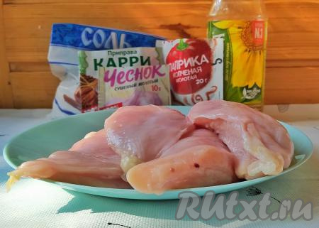 ​​​​​​Куриное филе для рулета желательно брать большого размера (я взяла 4 куриных филе), промыть мясо под проточной водой.