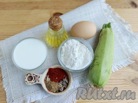 Подготовить продукты для приготовления кабачков в кляре из кефира на сковороде.