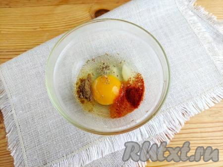 В миску, в которой будете замешивать кляр, выложить яйцо, соль, перец и сухие специи.