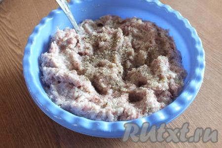 Прежде всего сделаем фарш для беляшей, для этого кусочки мяса и очищенные луковицы пропустите через мясорубку, посолите, добавьте по вкусу чёрный молотый перец, хорошо перемешайте и уберите фарш в холодильник на время, пока будете заниматься тестом.