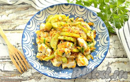 Куриное филе, тушёное с кабачками на сковороде
