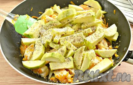 Солим, перчим содержимое сковороды по вкусу, добавляем зубчик чеснока, пропущенный через пресс, и посыпаем специями (у меня смесь ароматных прованских трав), хорошо перемешиваем.