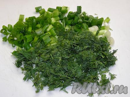 Зелень для окрошки можно взять любую, на свой вкус. Я взяла зелёный лук и укроп, по желанию, можно добавить петрушку и кинзу.