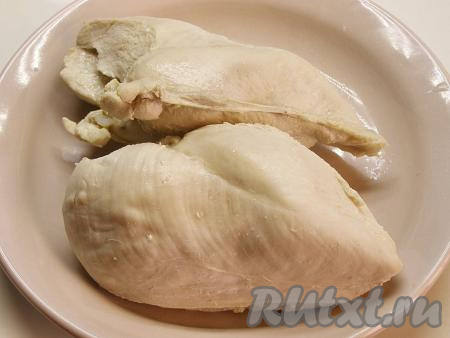 В кастрюле кипятим, примерно, 1,5-2 литра, добавляем соль и кладём куриную грудку в кипящую воду, варим с момента закипания на умеренном огне 20-25 минут. Проверить готовность куриного мяса можно, проткнув его ножом, - если из прокола выходит прозрачная жидкость, значит грудка сварилась. После отваривания достаём мясо и оставляем его остывать.