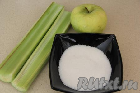 Подготовить продукты для приготовления компота из ревеня и яблок.