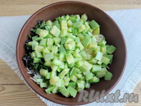 Выложить кабачки в миску с зеленью, сыром и чесноком.