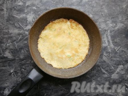 Постепенно пожарить все картофельные блинчики, не смазывая сковороду маслом, затем выкладывая готовые блины один на другой на тарелку и смазывая их сливочным маслом.