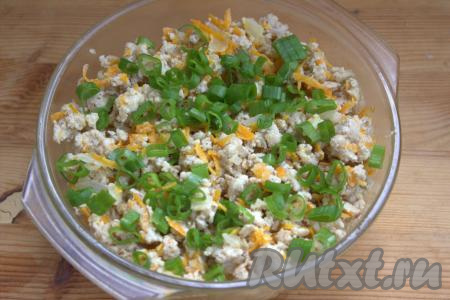 Поверх макарон ровным слоем разложить обжаренный мясной фарш, по желанию, посыпать зеленью (я посыпала измельчённым зелёным луком).  
