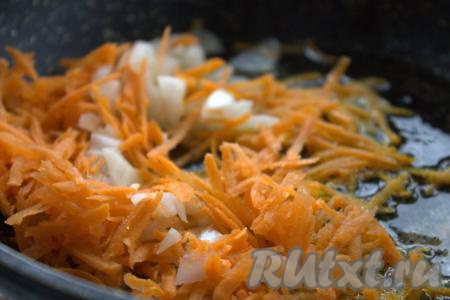 В сковороде разогреть растительное масло, затем выложить морковку с луком и обжарить их, иногда помешивая, на среднем огне в течение 5-7 минут (до золотистого цвета).