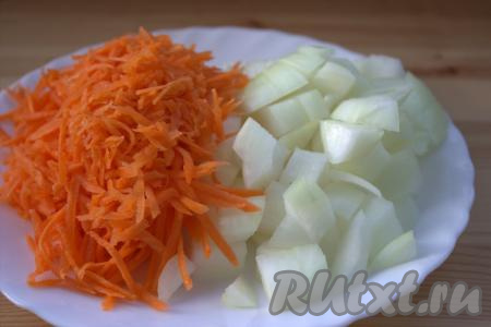 Морковку и луковицу очистить. Морковь натереть на средней тёрке, нарезать на мелкие кубики лук.