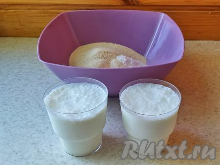 ​В глубокой миске смешать манку с кокосовой стружкой, затем добавить кефир.