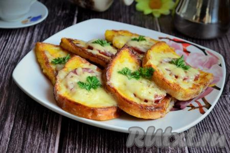 Гренки из батона с колбасой и сыром на сковороде